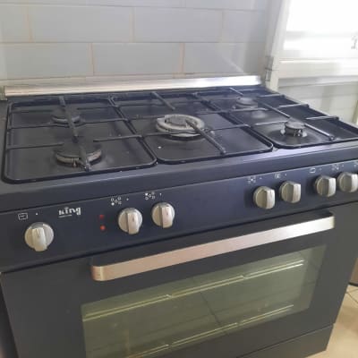 כיריים ותנור גז עם כפתורים ומבערים