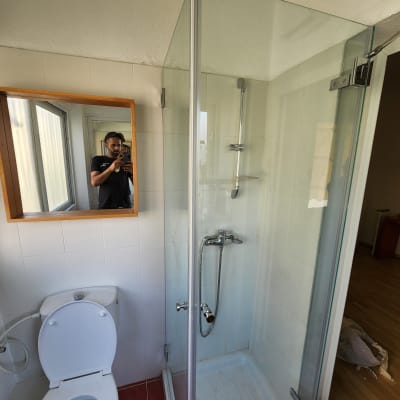 מקלחון זכוכית עם ברז ומקלחת יד