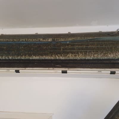 יחידת מיזוג אוויר מלוכלכת עם אבק ולכלוך