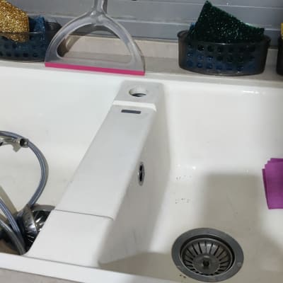 כיור מטבח עם צינור מתכת וכלי ניקוי