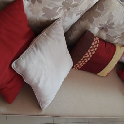 כריות צבעוניות על ספה בהירה