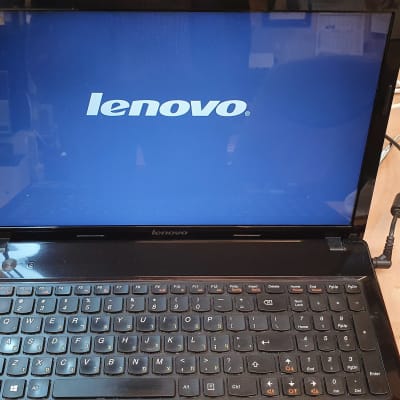 מחשב נייד לנובו עם מסך מופעל