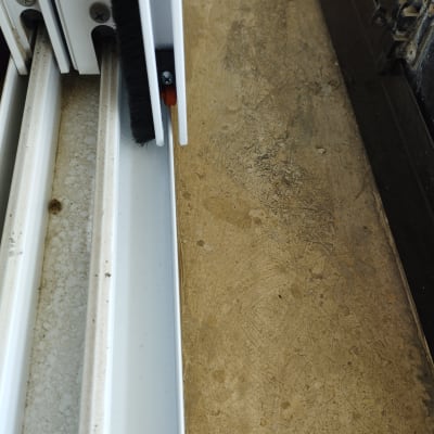 מסילת אלומיניום עם מברשת שחורה וברגים