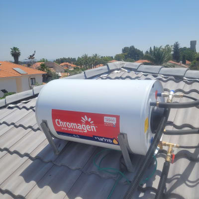 דוד שמש כרומגן מותקן על גג רעפים עם צינורות מחוברים