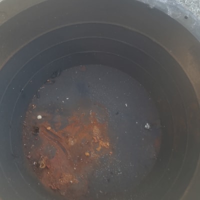 פנים דוד שמש עם חלודה ולכלוך בתחתית