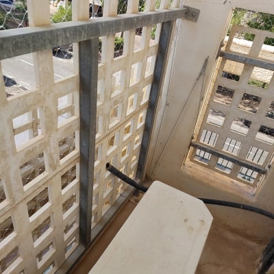 רשת מתכת למניעת כניסת יונים במרפסת