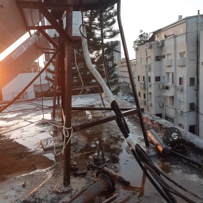 כבלים חשמליים ומיכל על גג בניין