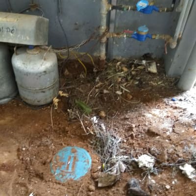 צינורות מים עם ברזים כחולים וחוטי חשמל חשופים