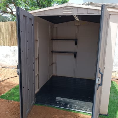 מחסן פלסטיק פתוח עם מדפים פנימיים