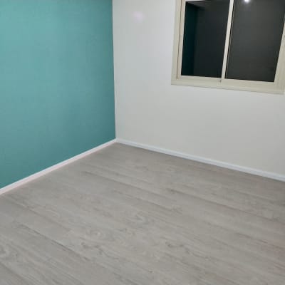 רצפת פרקט עץ בהירה בחדר ריק