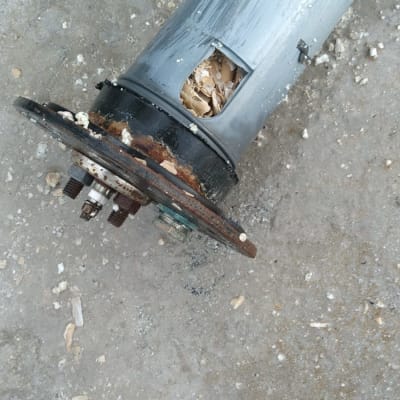 דוד שמש ישן עם חלודה וחור גלוי