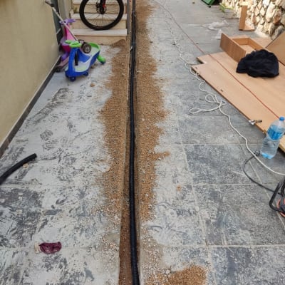 תעלה באדמה עם צינור שחור מונח בתוכה