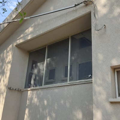 חלונות אלומיניום על קיר חיצוני של מבנה