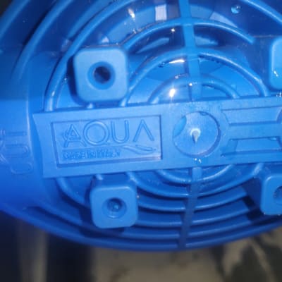 חלק כחול עם כיתוב 