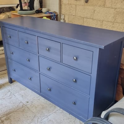 שידה כחולה עם מגירות וכפתורי מתכת