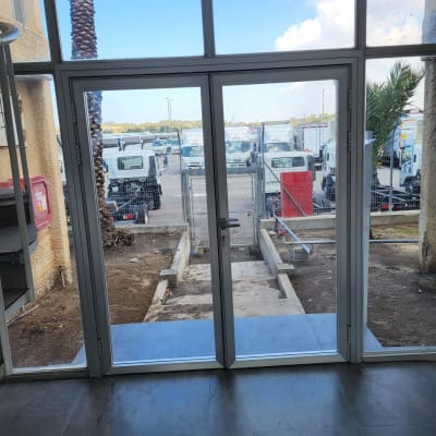 דלת אלומיניום עם חלונות זכוכית שקופים