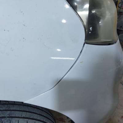 פגוש רכב לבן עם שריטות ופנס אחורי