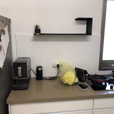 מטבח עם מדף שחור, סיר על כיריים, מחבת אדומה