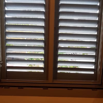 תריסי אלומיניום אפורים בחלון כפול