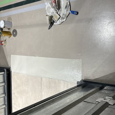 כלי עבודה לצביעה ושיפוץ על רצפה