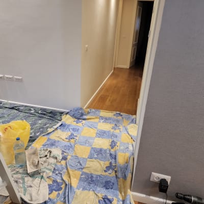 יריעות מגן על הרצפה, קיר צבוע, כלי עבודה