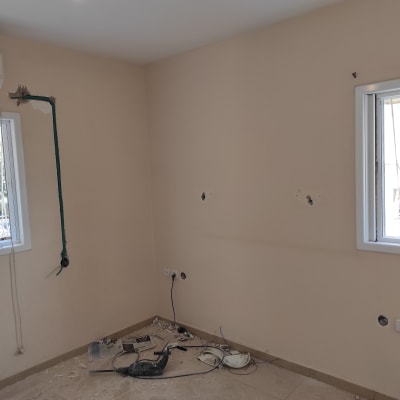 כלים וחוטי חשמל על רצפה בחדר