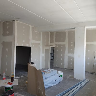 חדר עם קירות גבס, צבעים וכלי עבודה לצביעה