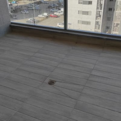 מרפסת עם רצפת אריחים וניקוז