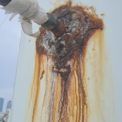 חיבור צינור חלוד עם נזילת חלודה על דוד שמש