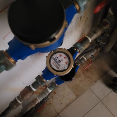 מד מים כחול עם צינורות וחיבורים