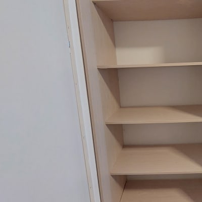 ארון עץ עם מדפים ריקים, דלת פתוחה