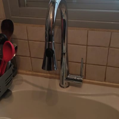 ברז נירוסטה מעל כיור מטבח עם קרמיקה