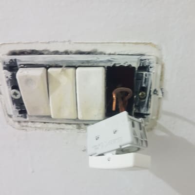 מתג חשמל פתוח עם חוטי חשמל חשופים