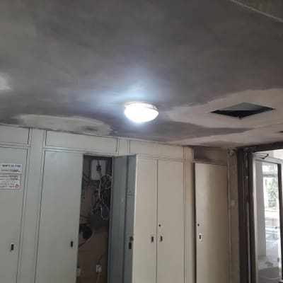 תיקוני גבס בתקרה עם חורים ותאורה