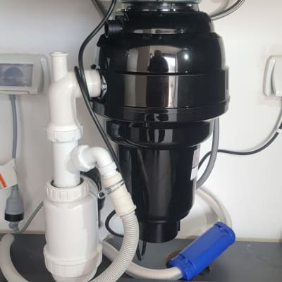 מערכת צנרת מתחת לכיור עם מסנן ומחבר