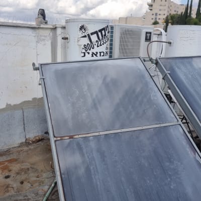 פאנל סולארי על גג עם דוד שמש