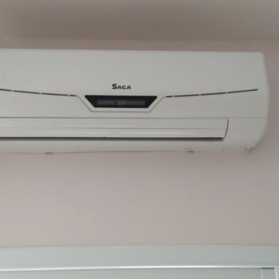 מזגן קיר לבן מותקן על קיר ורוד