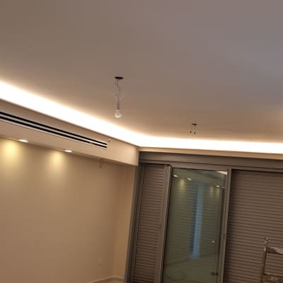 תקרת גבס עם תאורה נסתרת ונורות תלויות