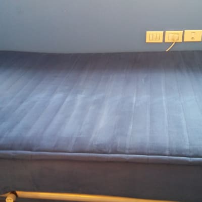 מזרן כחול נקי על מיטה