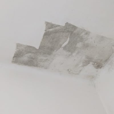 תקרה עם קילופי צבע ותיקון טיח