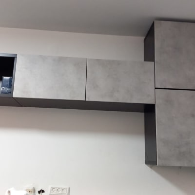 ארונות תלויים על קיר עם דלתות אפורות