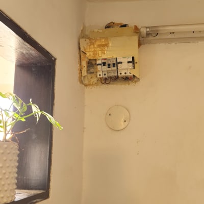 לוח חשמל עם מפסקים חשמליים בקיר