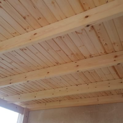 תקרת עץ עם קורות עץ חשופות