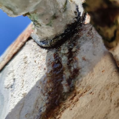 חיבור צינור חלוד עם קורוזיה על דוד שמש