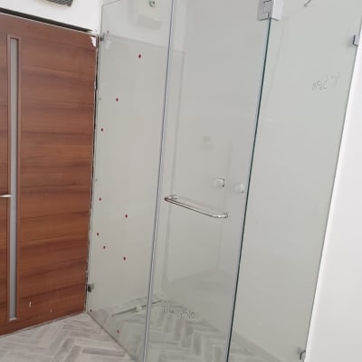 מקלחון זכוכית עם דלתות שקופות וידית מתכת