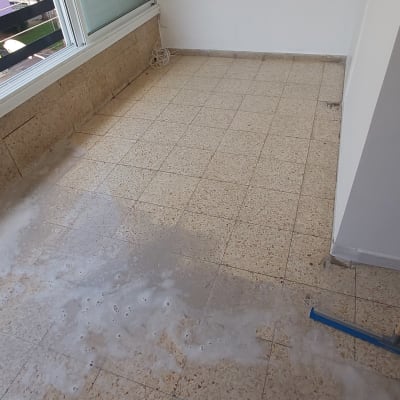 רצפה רטובה עם סבון ומגב כחול