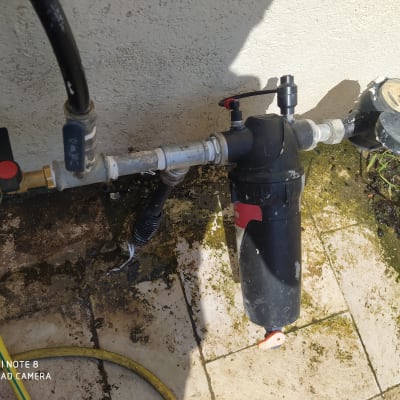 צנרת מים עם ברזים ומד מים