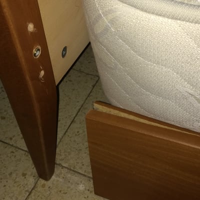 מיטה עם מזרן על רצפת אריחים