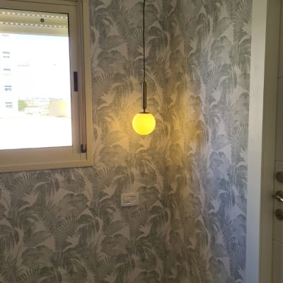 מנורה תלויה, כלים חשמליים על הרצפה