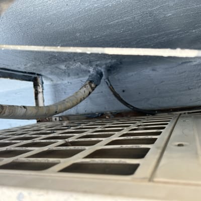 צינור עטוף בחומר איטום בתוך חלל מתכתי